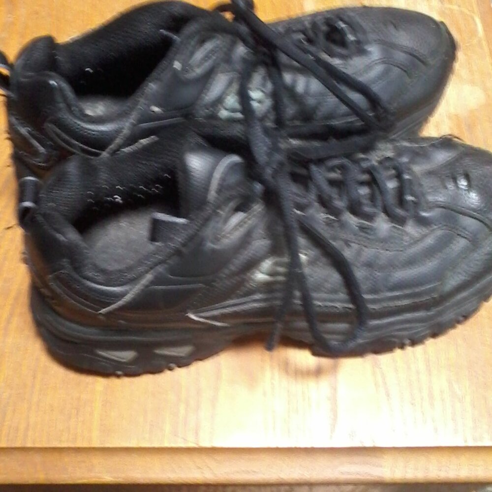 Skechers Sport mens athletic shoes    size 9.5